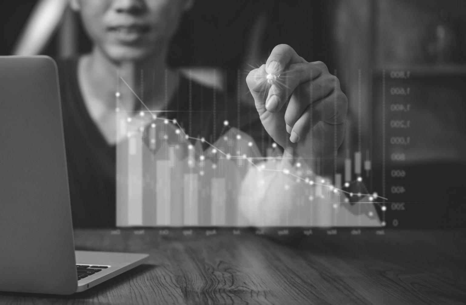 Local SEO course materials and search ranking tools displayed on screen